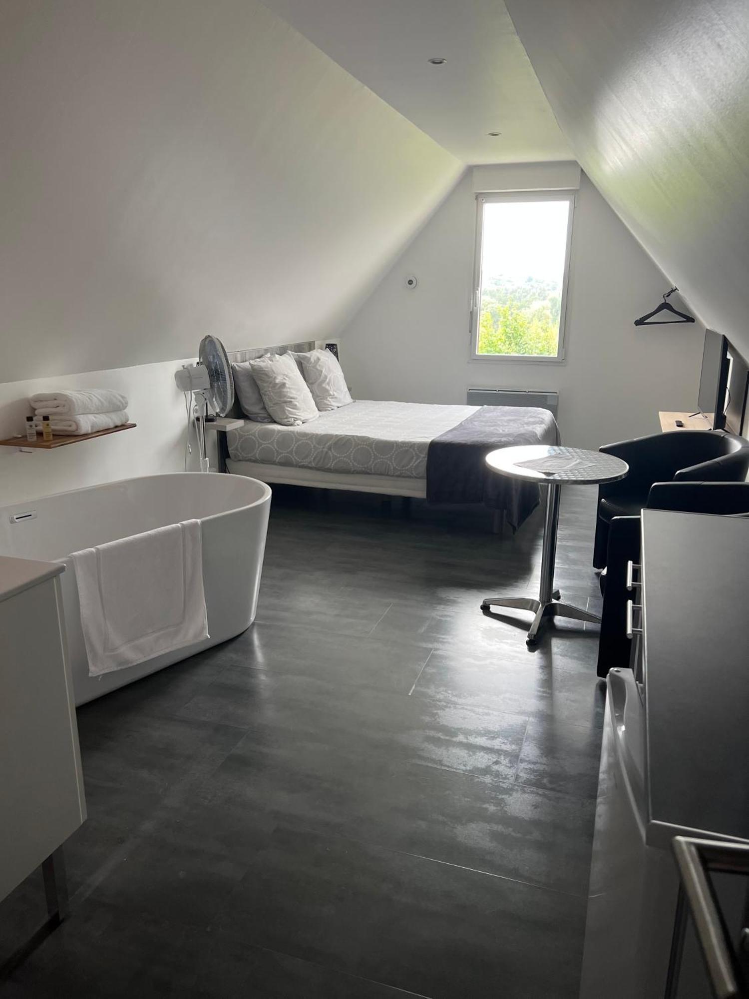 Aux Charmes Bed and Breakfast Isques Eksteriør billede